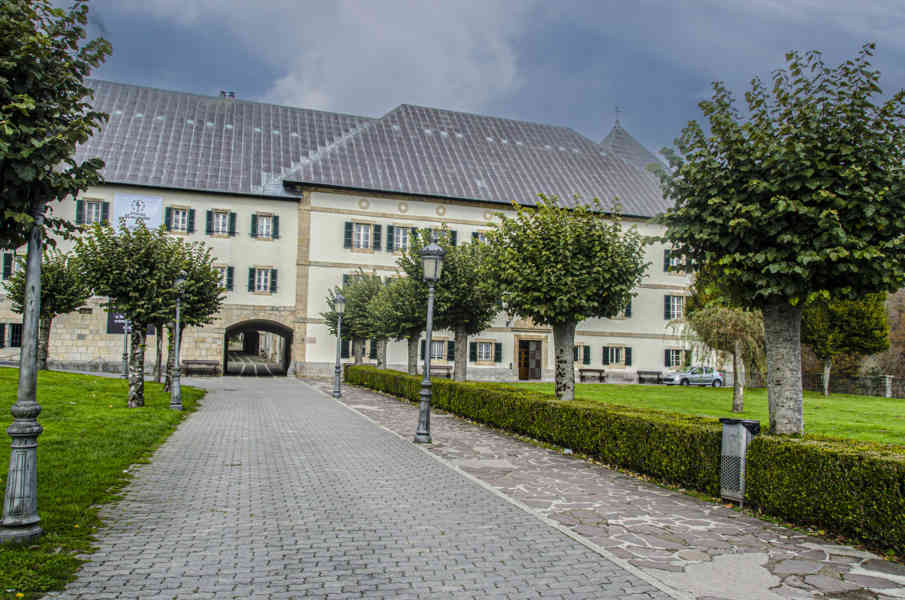 Comunidad Foral de Navarra 171 - Orreaga-Roncesvalles - casa prioral.jpg